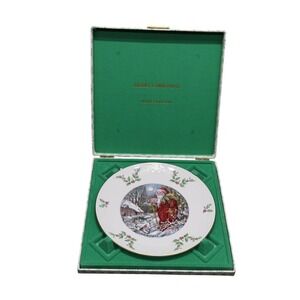 Royal Doulton Merry Christmas Plate in Box Decorative Santa Claus Scene